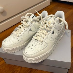 Brand new Nike Air Force 1’07 embellished leather sneakers Testile in size 7.5